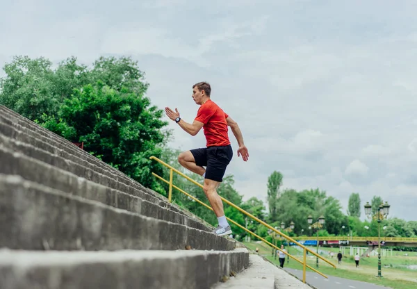 Odpowiedni Męski Sportowiec Wykonujący Trening Schodów Biegający Schodach Wspinaczkowych Wykonujący — Zdjęcie stockowe