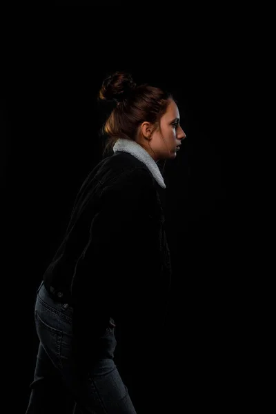 Studio Modeportret Van Een Modern Meisje Met Zwarte Kleren Tegen — Stockfoto