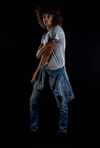 Studio Modeportret Van Een Rock Boy Blauwe Jeans Wit Shirt — Stockfoto