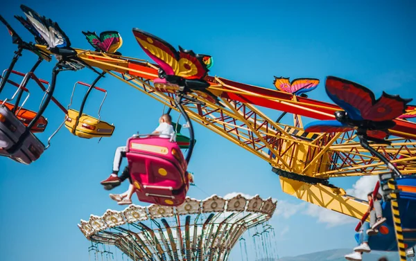 Assentos Pendurados Passeio Feira Carrossel Balançando Parque Temático — Fotografia de Stock