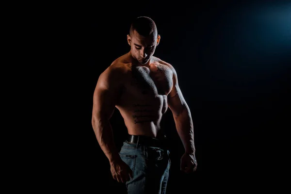 Muscular Super Alto Nível Bonito Homem Posando Fundo Preto — Fotografia de Stock