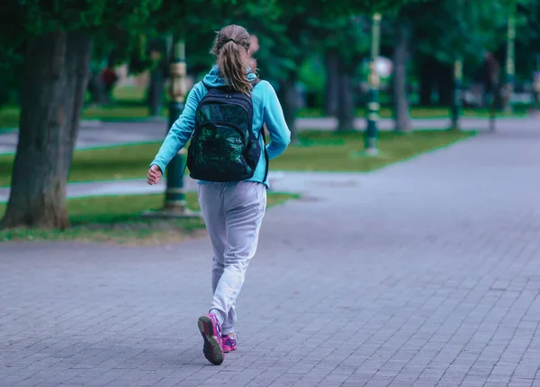 Fit Coureuse Exécutant Son Activité Sportive Dans Parc Local Ville — Photo