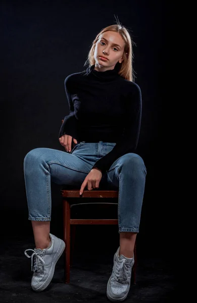 Retrato Uma Bela Garota Elegante Vestindo Pulôver Preto Jeans Sentados — Fotografia de Stock