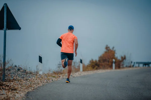 地方を走るためにスポーツウェアを着た中年男性 — ストック写真