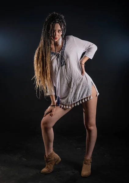 Atractivo Femenino Feminista Guerra Tribal Vestido Blanco Corto Foto Aislada —  Fotos de Stock