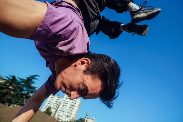 Młody Muskularny Facet Wykonując Parkour Sztuczki Zewnątrz Skateboard Park — Zdjęcie stockowe