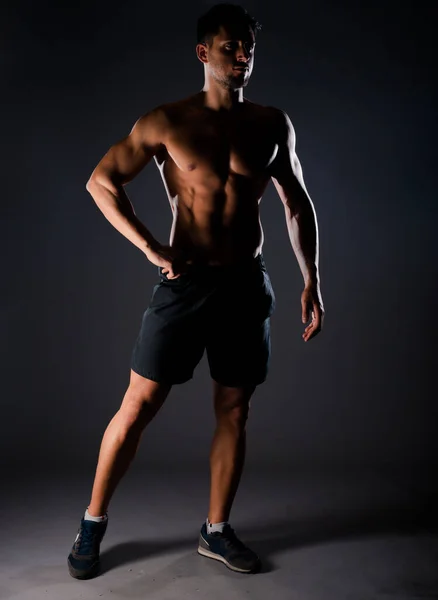 Modelo Masculino Jovem Atraente Posando Contra Fundo Escuro — Fotografia de Stock