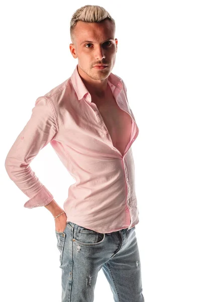 Atraente Jovem Elegante Homem Posando Moda Jeans Azul Camisa Rosa — Fotografia de Stock