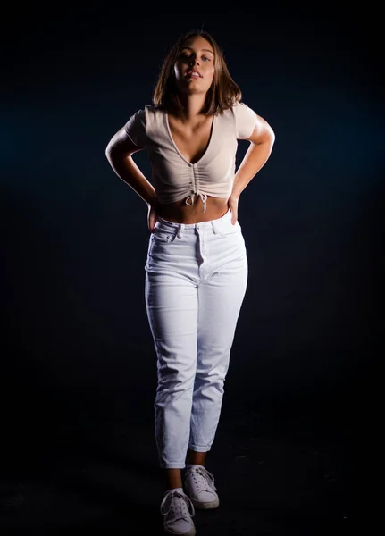 Uma Jovem Garota Jeans Branco Top Tanque Desportivo Fundo Escuro — Fotografia de Stock