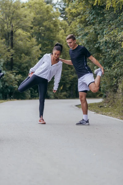 Άνδρες Και Γυναίκες Αθλητές Ετοιμάζονται Για Μαραθώνιο Τρέξιμο Προπόνηση Υγιεινός — Φωτογραφία Αρχείου