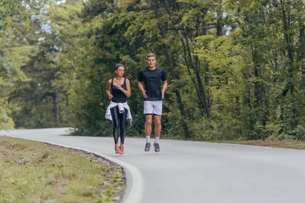 Junges Fittes Paar Läuft Auf Laufstraße Wald — Stockfoto