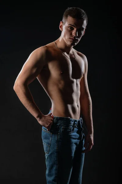 暗い背景にフィットネスモデルとしてポーズ強い健康ハンサムな運動選手の肖像 — ストック写真