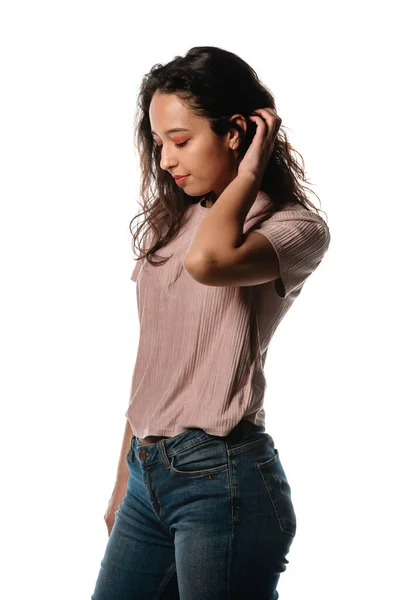 一个穿着时髦斜纹棉裤的现代女孩的工作室时尚肖像 — 图库照片