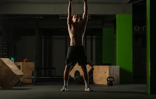 Spor Salonu Zeminine Omuz Egzersizine Top Fırlatan Formda Bir Adam — Stok fotoğraf