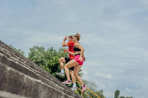 Casal Ativo Saudável Exercitando Cardio Sprinting Escadaria Parque — Fotografia de Stock