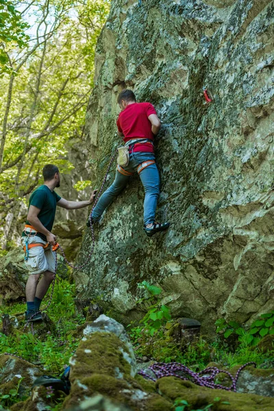Deux Hommes Regardent Vue Depuis Montagne Avec Leur Équipement Escalade — Photo