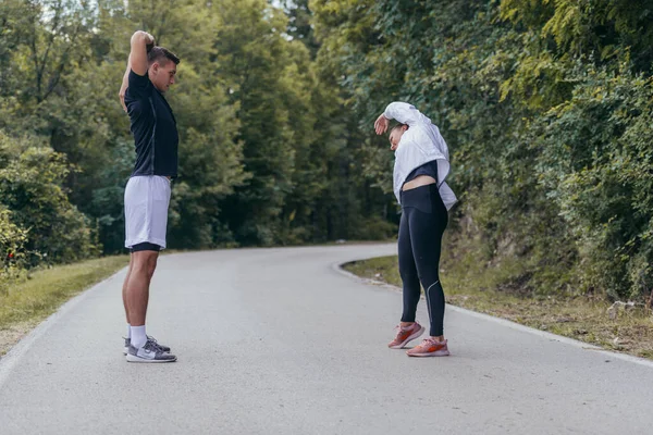 マラソン ランニング ワークアウトの準備をする男性と女性の選手 健康的なライフスタイルのコンセプト — ストック写真