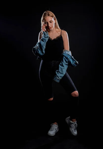 Portrét Atraktivní Trendy Dívky Modré Džínové Bundě Roztržené Džíny Pózující — Stock fotografie