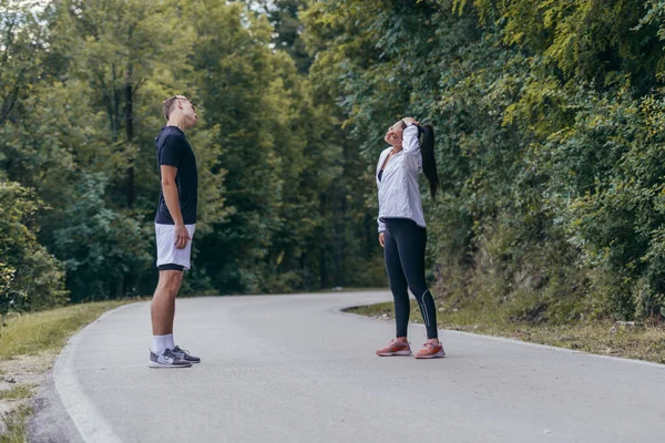 マラソン ランニング ワークアウトの準備をする男性と女性の選手 健康的なライフスタイルのコンセプト — ストック写真