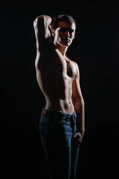 Hochkontrastreiches Silhouettenporträt Eines Sexy Jungen Männlichen Modells Das Ohne Hemd — Stockfoto