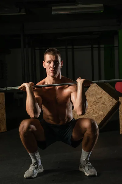 Κοντινό Bodybuilder Κάνει Barbel Overshoulder Press Ένα Γυμναστήριο Ενώ Κάμψη — Φωτογραφία Αρχείου