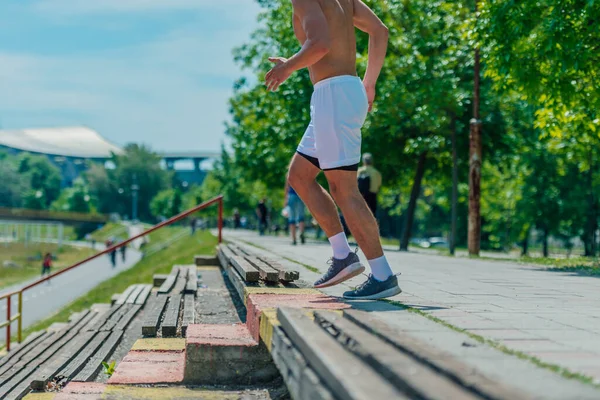 Zamknij Odkryty Pęd Męskich Stóp Sportowca Tenisówek Przygotowujących Się Biegania — Zdjęcie stockowe