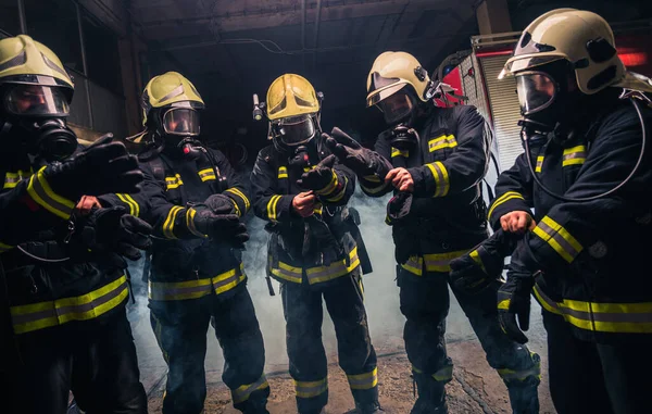 Équipe Pompiers Dans Service Incendie Portant Des Masques Gaz Uniforme — Photo