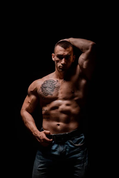 ボディービルポーズ 美しいスポーティ男の男性の力 フィットネス筋肉質の男 — ストック写真