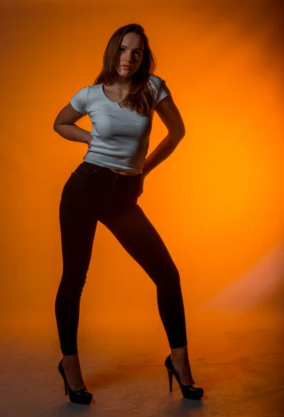 Corpo Tiro Uma Mulher Elegante Posando Moda Calças Jeans Pretas — Fotografia de Stock