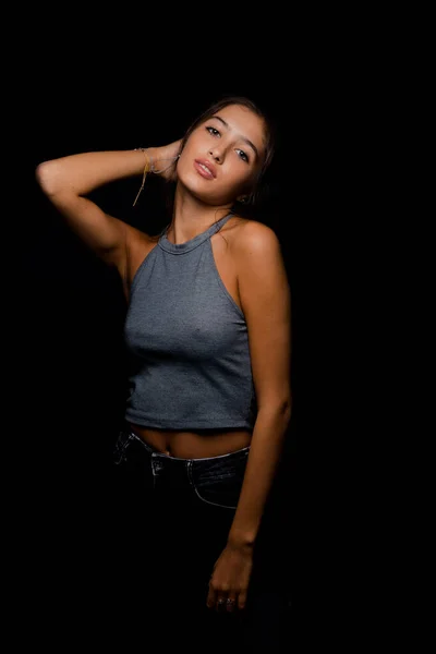 Güzel Bir Kadın Modelin Portresi Şık Bir Spor Tişörtle Poz — Stok fotoğraf