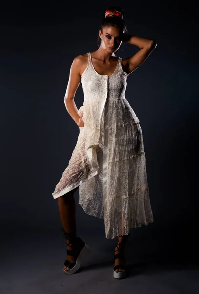 Çekici Bir Kadının Şık Kıyafetlerle Poz Verdiği Bir Stüdyo Fotoğrafı — Stok fotoğraf