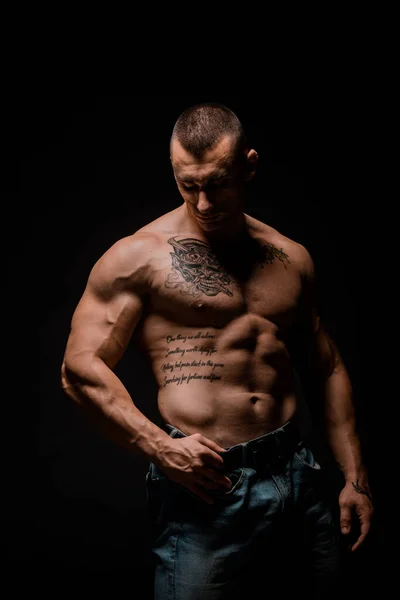 Muskulöser Mann Jeans Posiert Studio Auf Schwarzem Hintergrund — Stockfoto