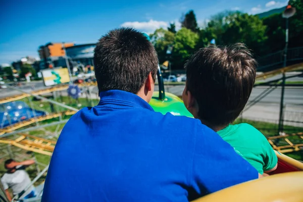 Jeunes Gens Joyeux Chevauchant Dans Train Montagnes Russes Dans Parc — Photo