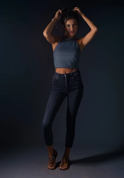 Кузовний Знімок Стильної Жінки Позує Модних Джинсах Сірому Бак Топ — стокове фото