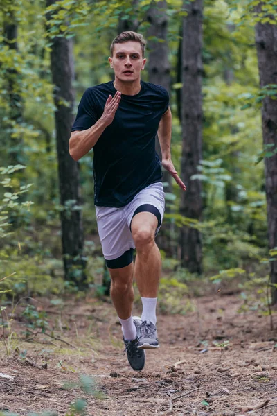 森の中でハンサムなジョギングの写真を閉じます — ストック写真