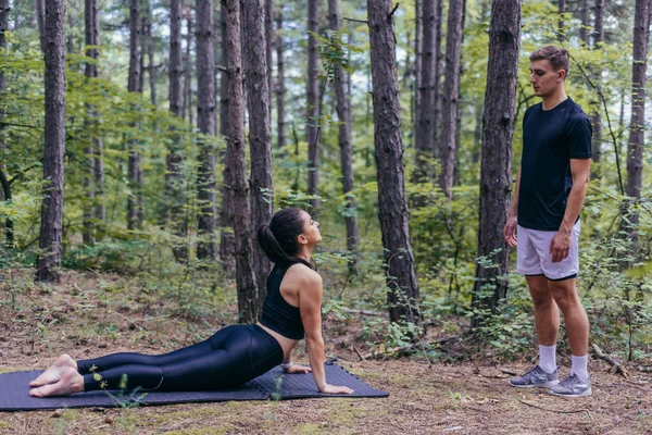 Una Atractiva Atleta Femenina Estira Aire Libre Mientras Entrenador Monitorea — Foto de Stock