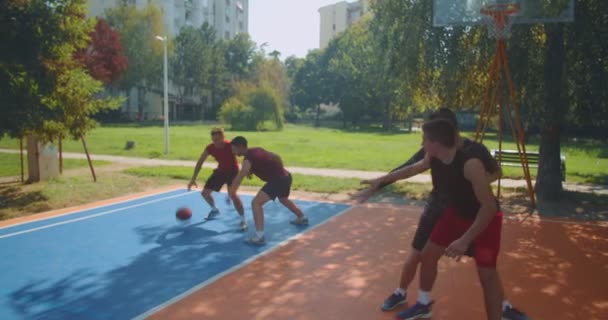 Quatro Jovens Amigos Jogando Basquete Dia Ensolarado — Vídeo de Stock