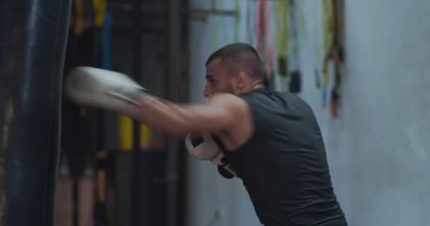 Boxeador Entrenamiento Dentro Garaje — Vídeos de Stock