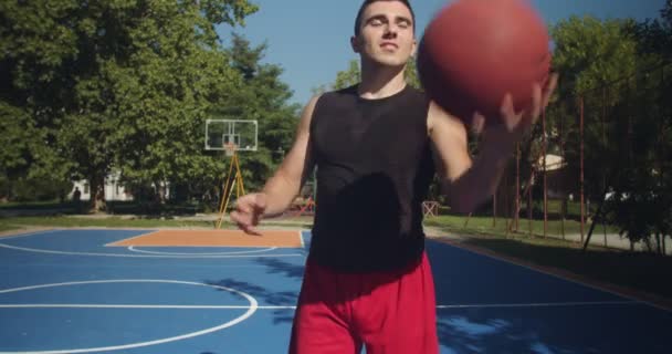 Veterano Jugador Baloncesto Rotando Pelota Antes Del Juego — Vídeo de stock