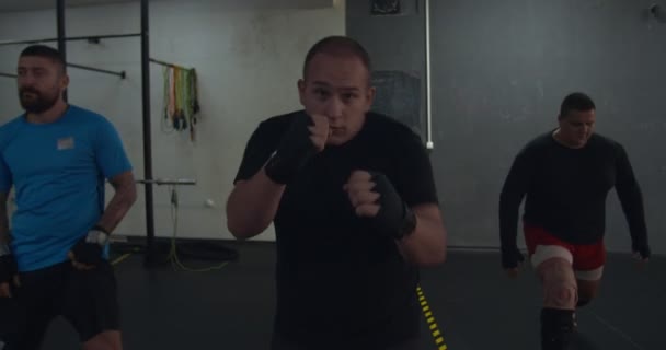 Boxeadores Calentándose Dentro Gimnasio Interior — Vídeos de Stock