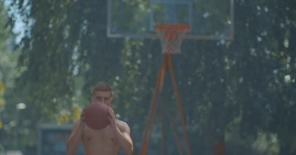 Ветеран Баскетбола Подпрыгивает Вращает Мяч Перед Игрой — стоковое видео