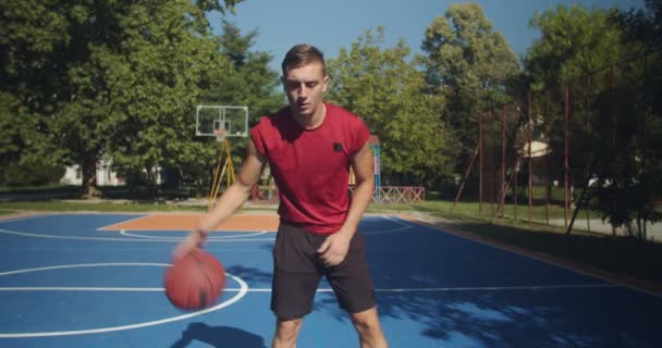 Veteran Basketballspieler Zeigt Den Basketball Vor Dem Spiel — Stockvideo