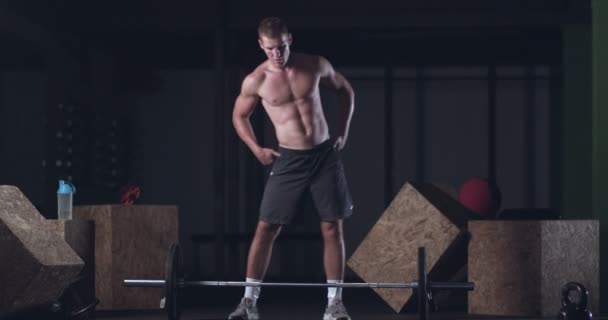 Натисніть, щоб підготувати чоловіка робити тренування рук вправи на вагу тіла — стокове відео