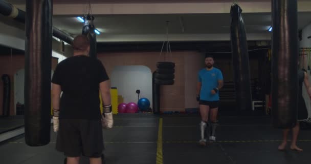 Pięć Osób Przygotowuje Się Rozpoczęcia Treningu Kick Box Siłowni — Wideo stockowe