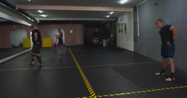 Boxeadores Patadas Practicando Gimnasio — Vídeo de stock