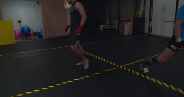 Menschen Trainieren Kickbox Einer Turnhalle — Stockvideo