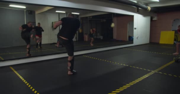 Ludzie Trenują Kick Box Wewnątrz Siłowni — Wideo stockowe