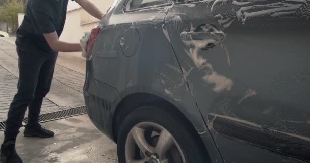 Tonårspojken Tvättar Bilen Med Svamp Och Skum — Stockvideo