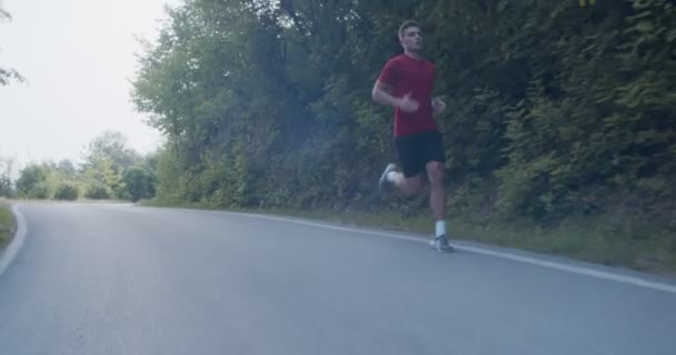 Чоловік Біжить Один Лісі Вдень — стокове відео