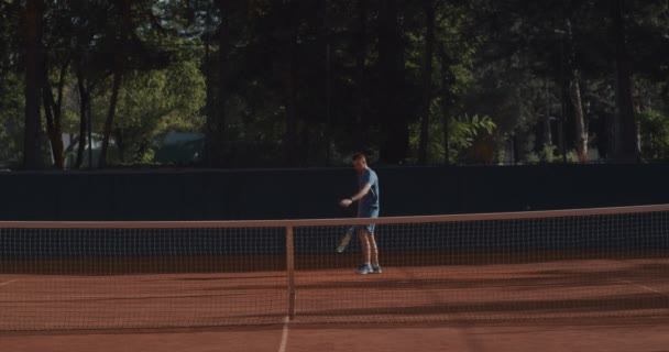 Ung Idrottsman Spelar Tennis Dagtid — Stockvideo